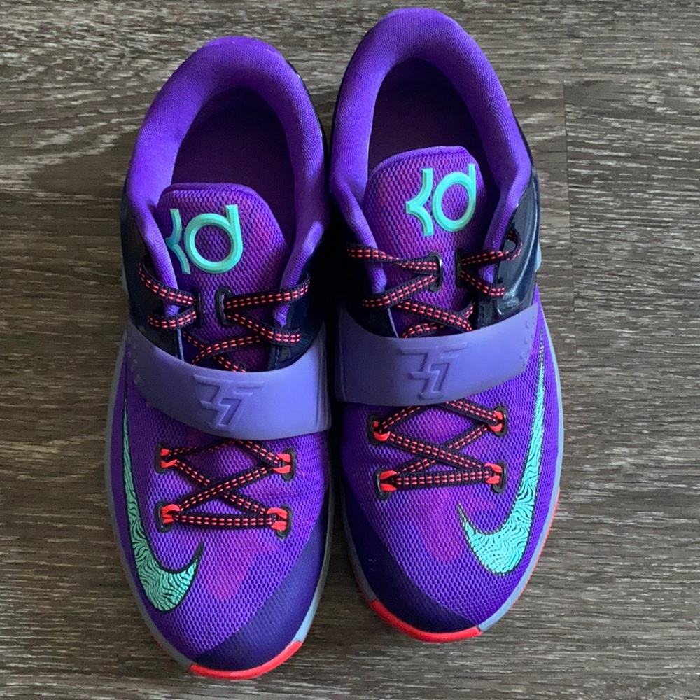 KD women’s shoe SIZE 5.5Y